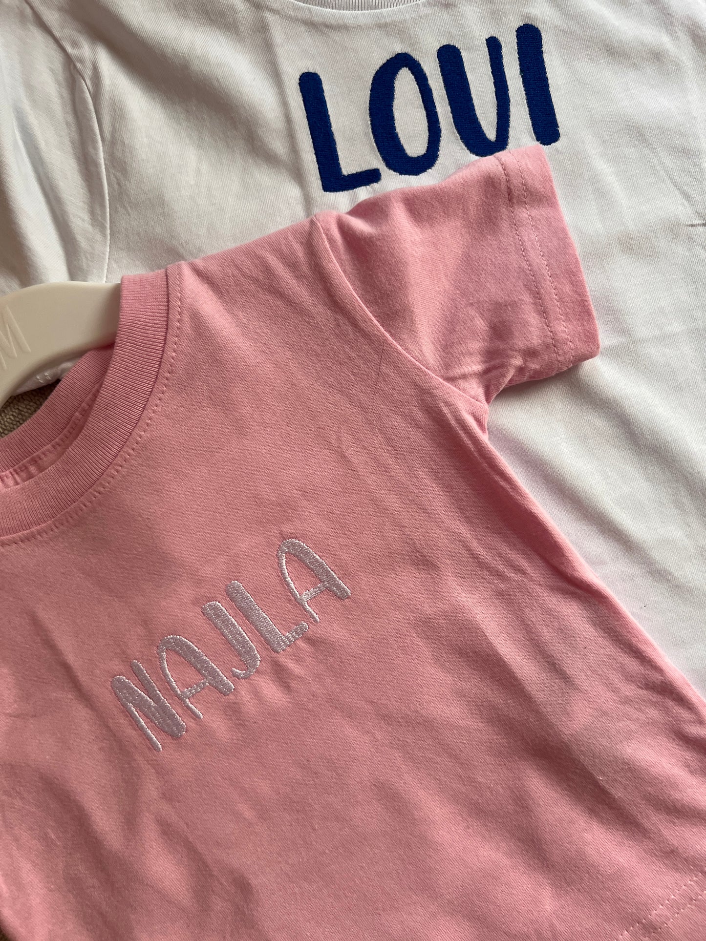Personlig barntröja med broderat namn