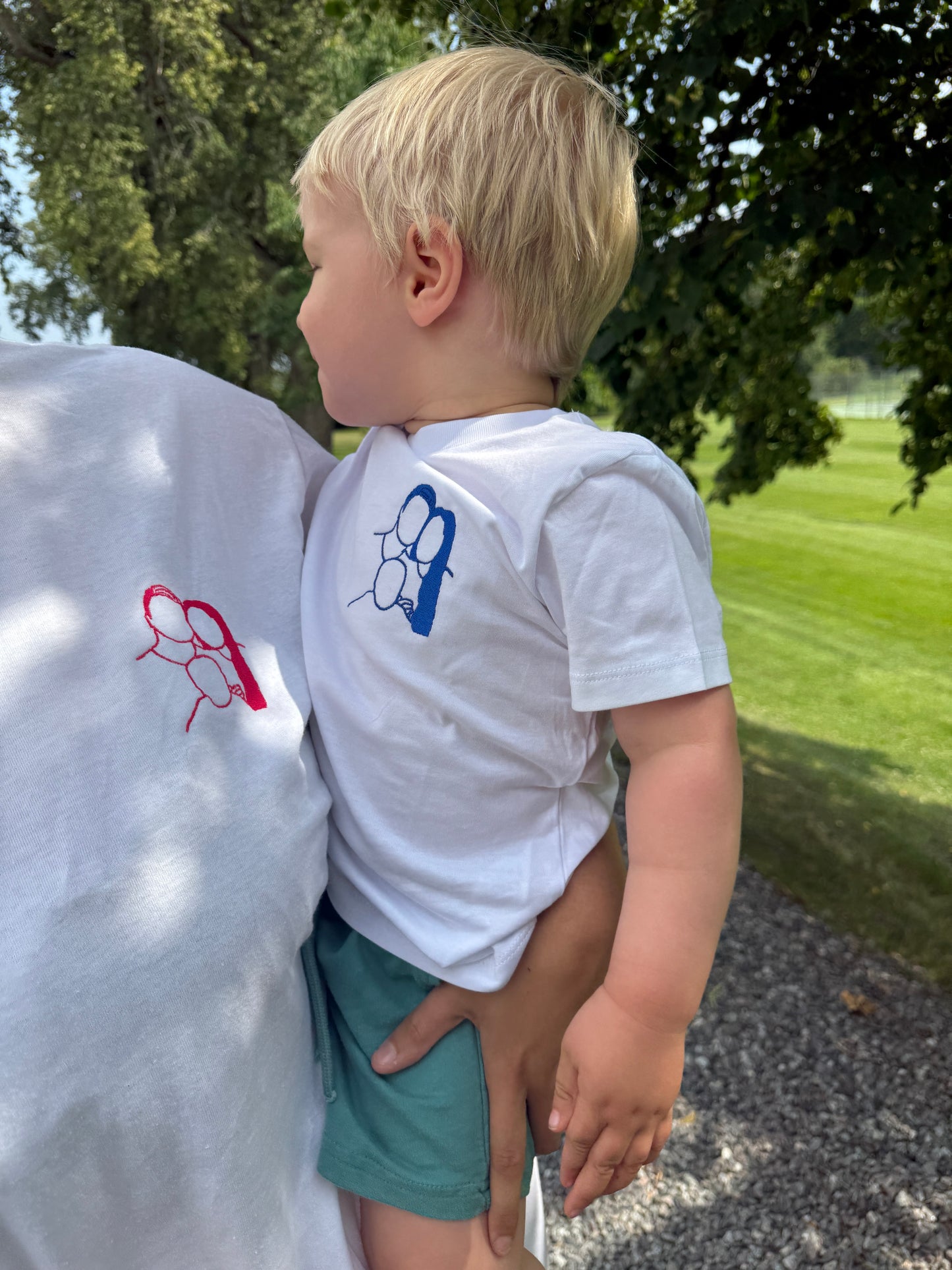 Unisex T-shirt med Personlig Brodyr - Egen Bild & Text