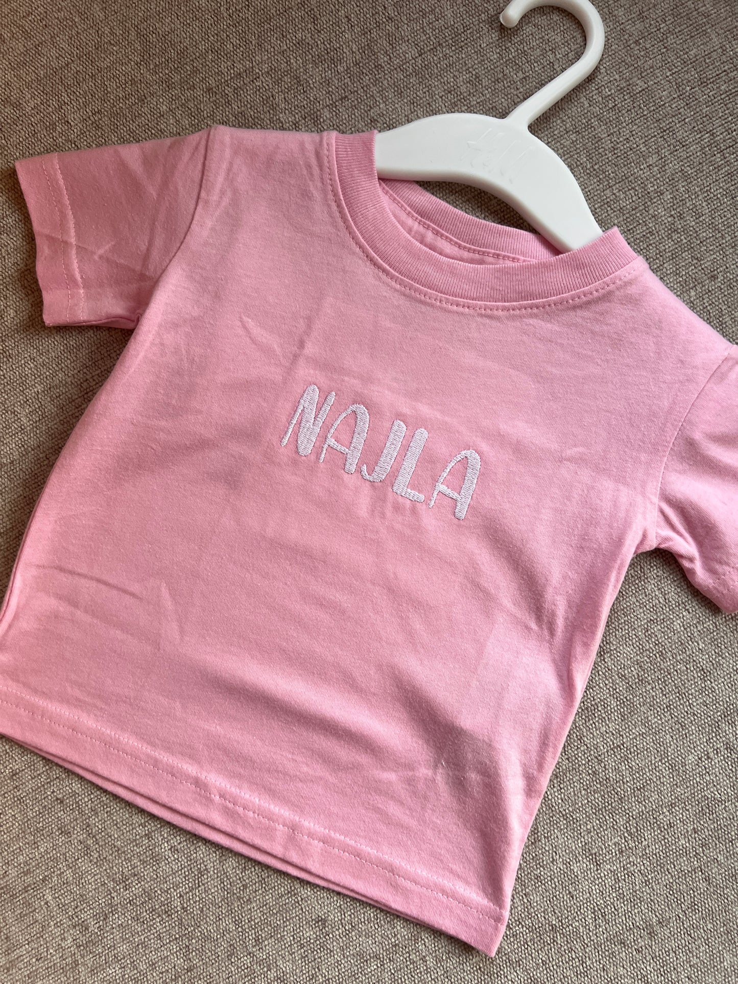 Personlig barntröja med broderat namn