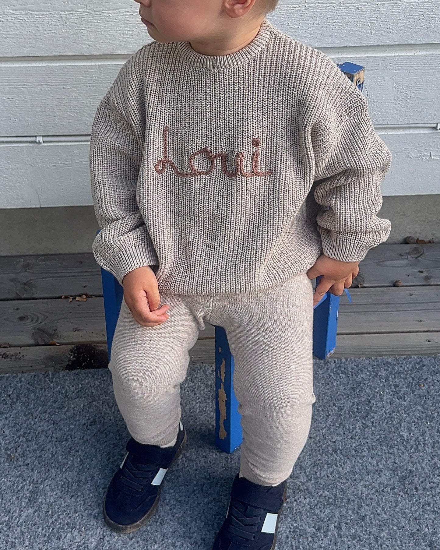 Stickat set med personlig brodyr