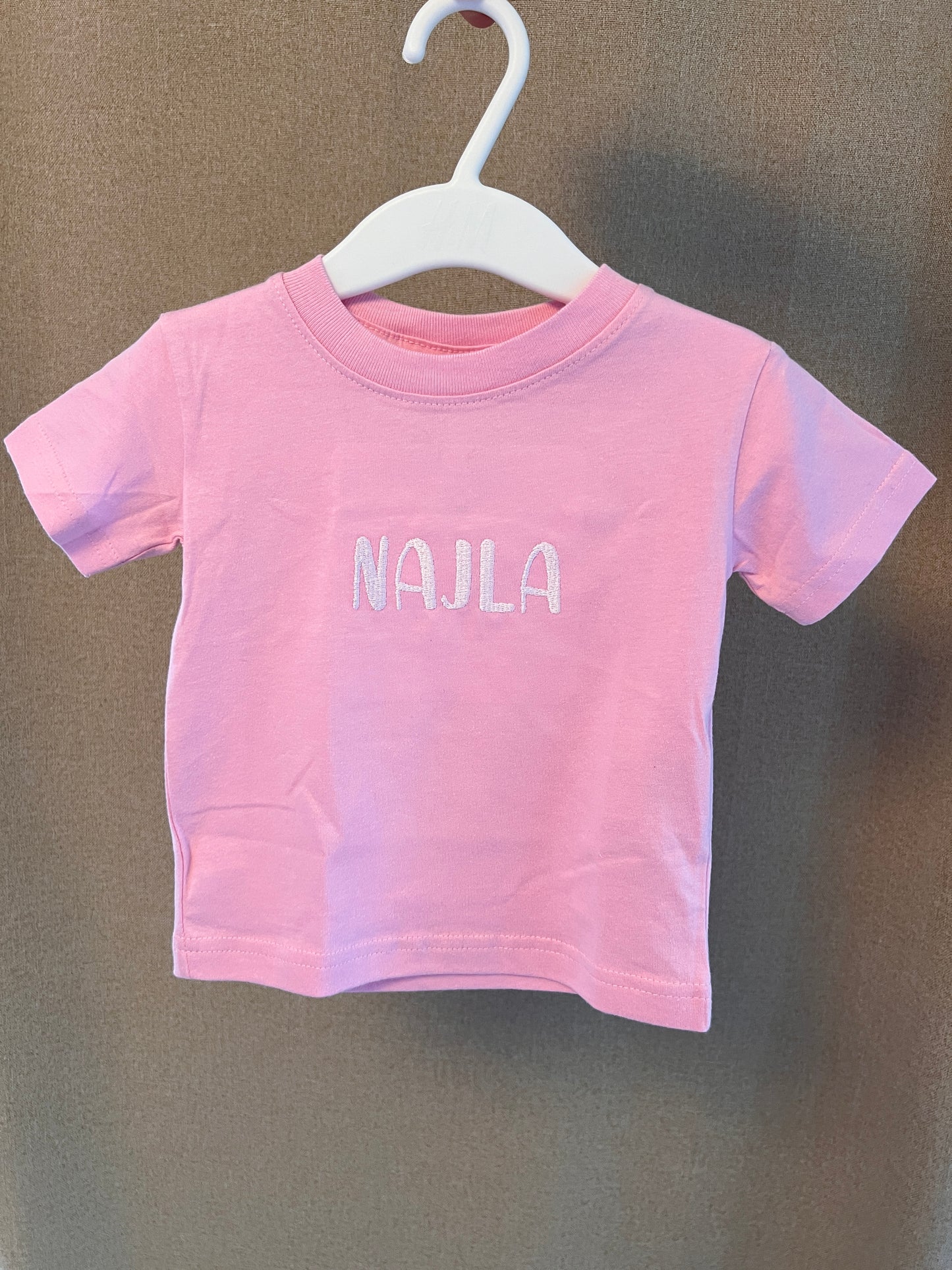 Personlig barntröja med broderat namn