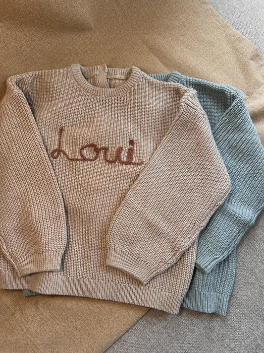 Stickat set med personlig brodyr