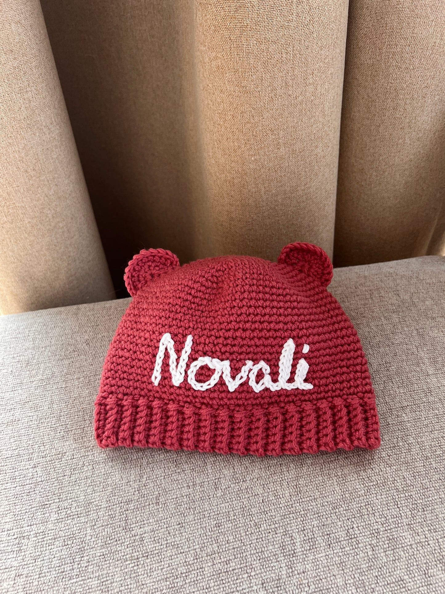 Handgjord Barnmössa med Eget Namn - Hallon