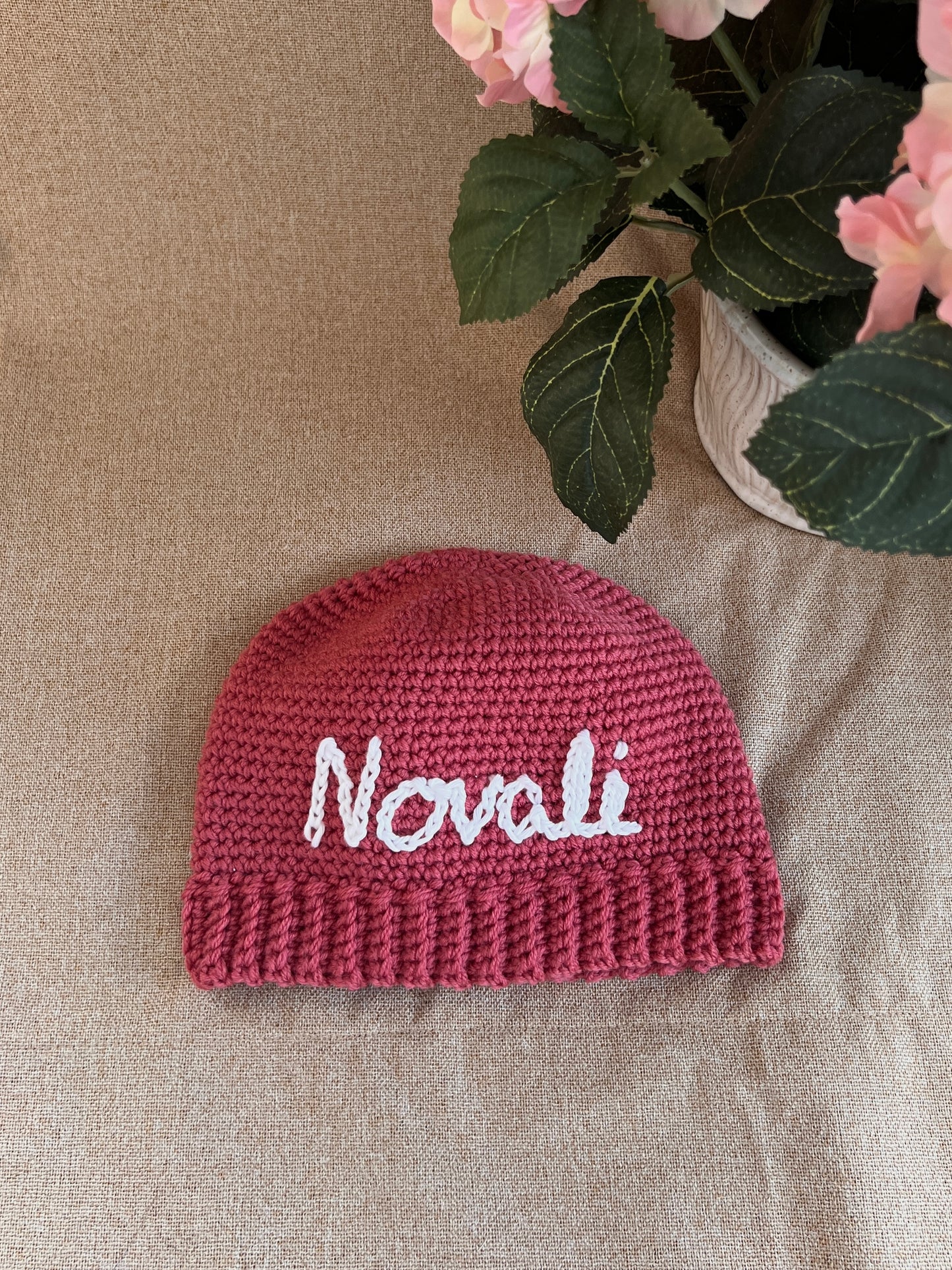 Handgjord Barnmössa med Eget Namn - Hallon