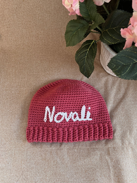 Handgjord Barnmössa med Eget Namn - Hallon