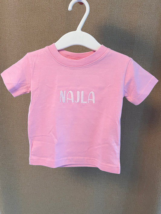 Personlig barntröja med broderat namn